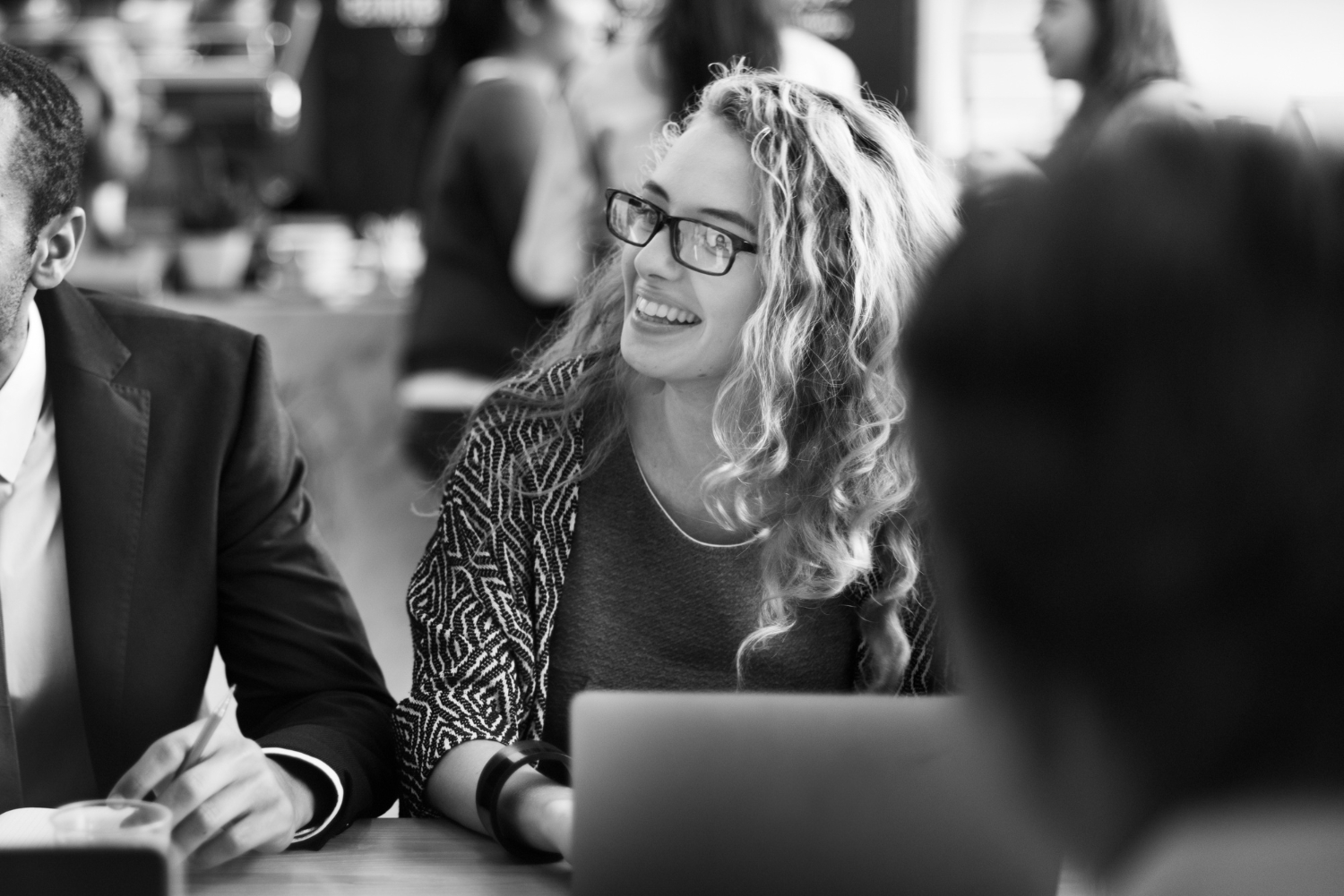 VOQUZ ITS AT Homebild IT-Experten bei der Zusammenarbeit