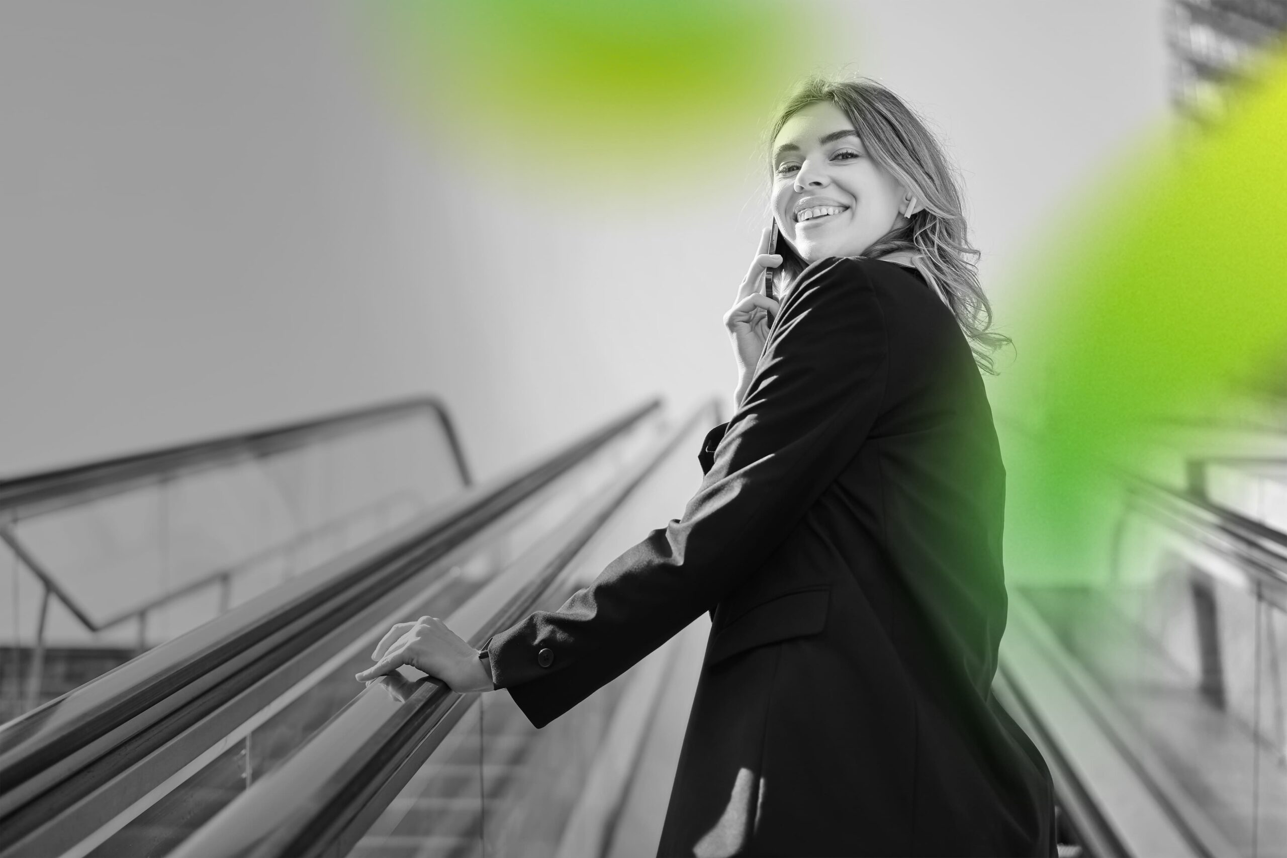 VOQUZ ITS Homebild Frau am Handy in der Öffentlichkeit